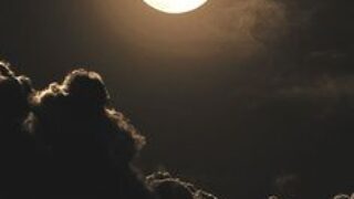 Gambar bulan purnama bersinar di langit malam.