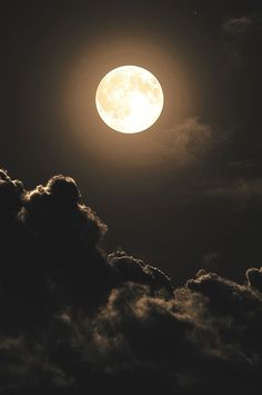 Gambar bulan purnama bersinar di langit malam.